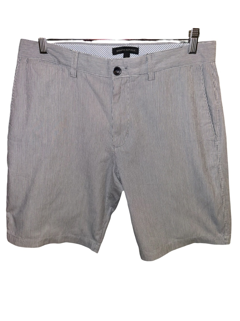 Nice Banana Republic Light Gray Pinstripe Flat Front Shorts size 32